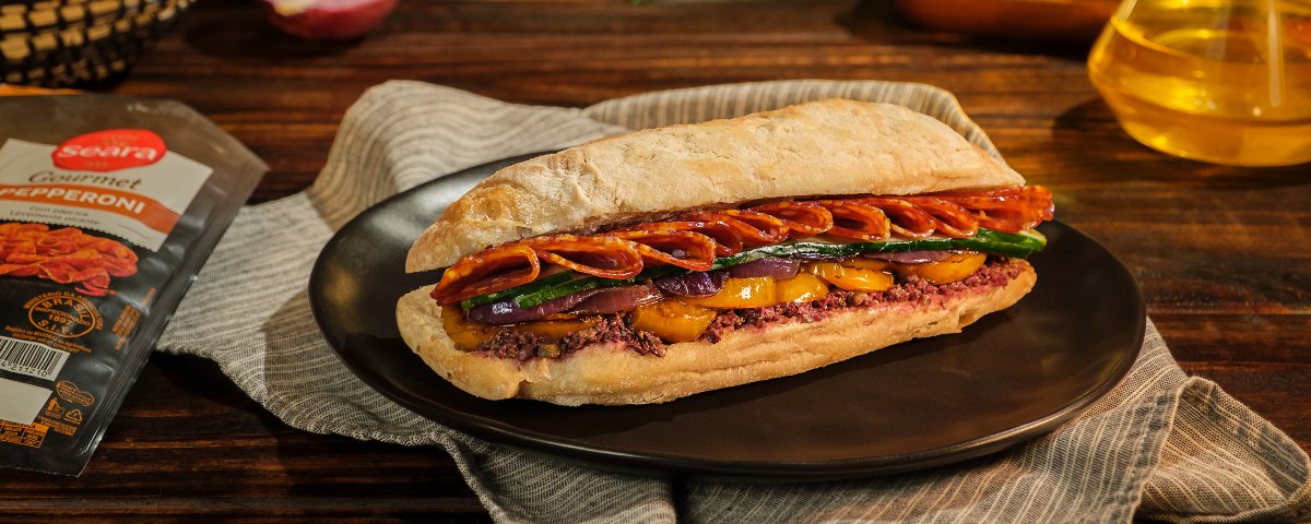 Sanduíche de Pepperoni com Tapenade de Azeitona Preta e Alcaparras