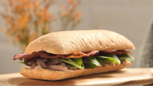 Sanduíche de Pernil com Cebola Roxa Caramelizada e Bacon em Fatias