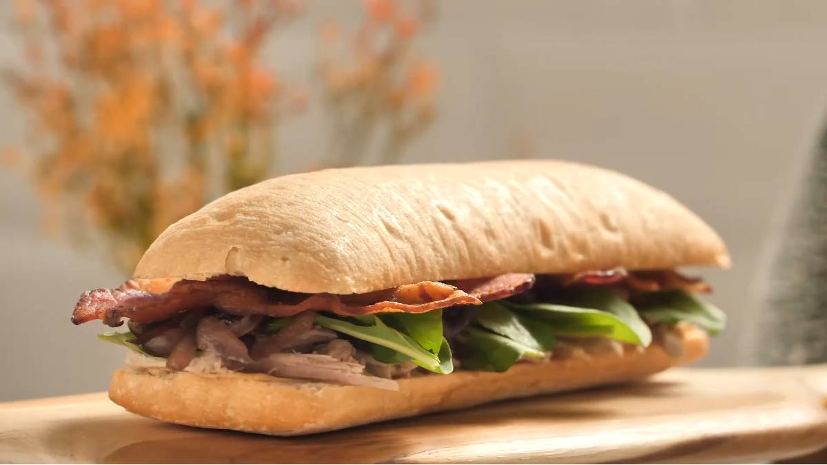 sanduiche-de-pernil-com-cebola-roxa-caramelizada-e-bacon-em-fatias-portal-minha-receita