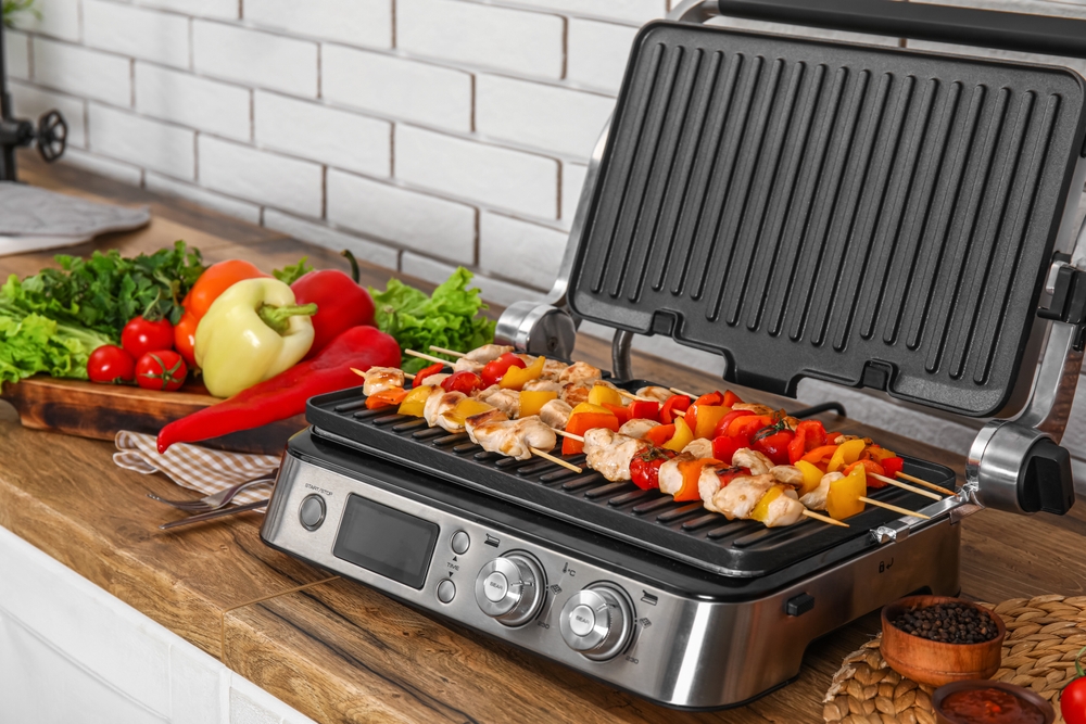 espetinhos em cima de grill elétrico