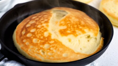 Aprenda a fazer esse pão de queijo de frigideira saudável que dispensa liquidificador