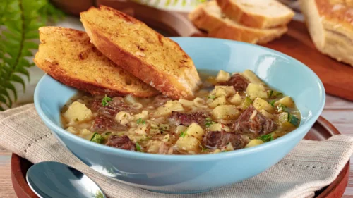 Sopa de macarrão, carne e legumes