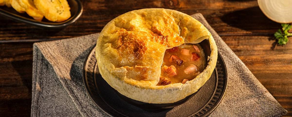 Sopa de cebola com massa folhada