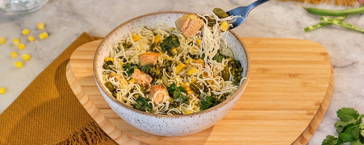 Sopa de frango tailandesa com macarrão