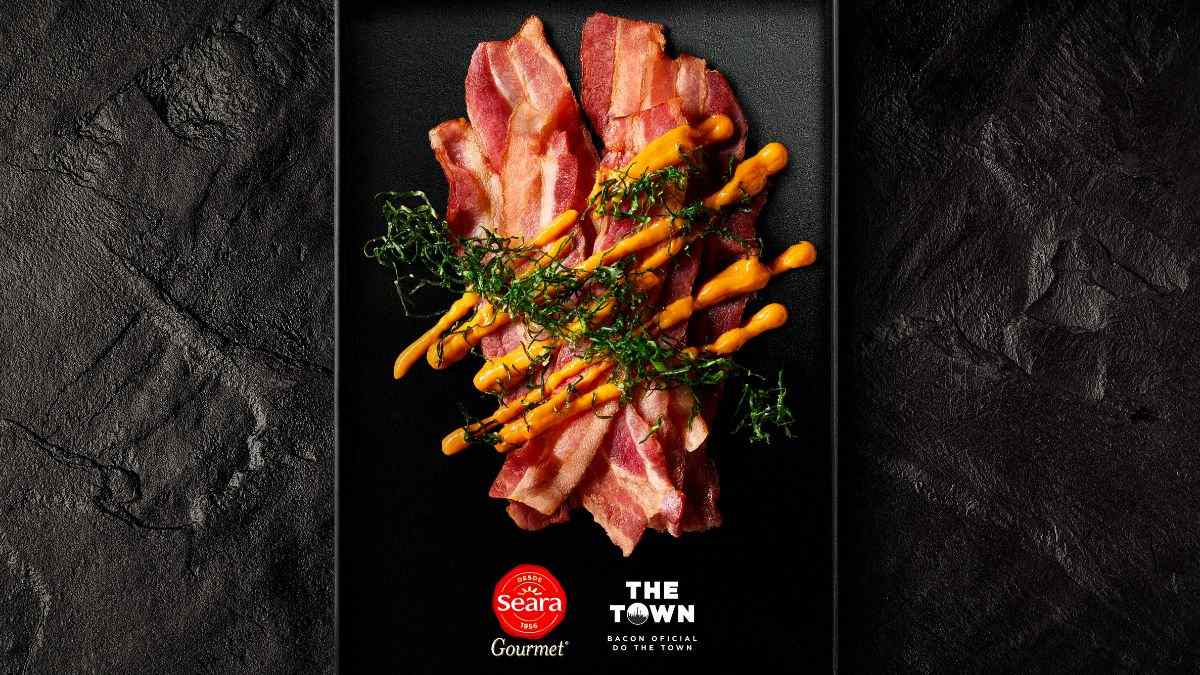 Stickers de Bacon Frito com Molho com Carne Suína e Crispy de Couve