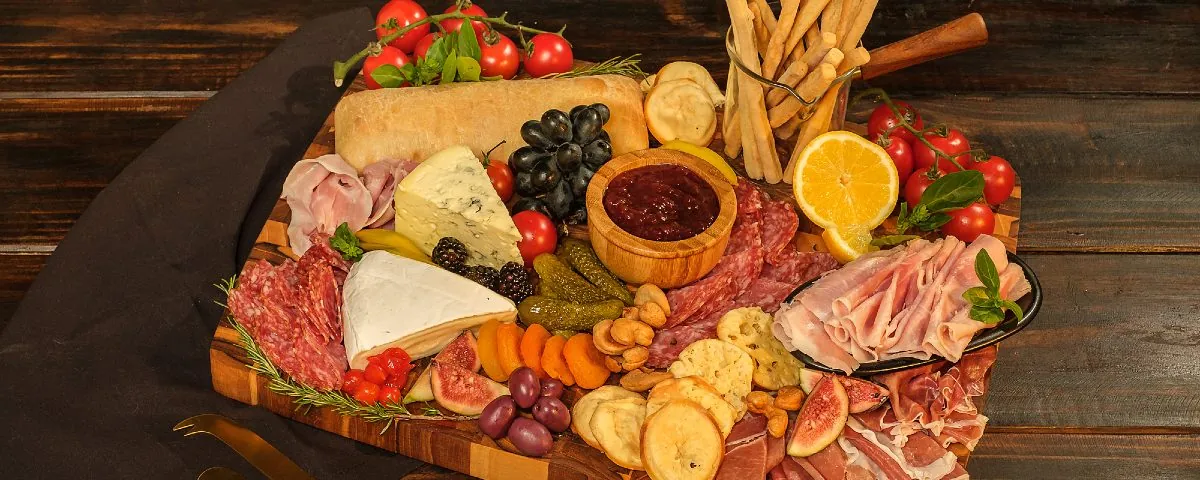 Tábua de frios chique: 4 tipos de salames gourmet para investir