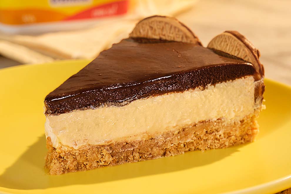 Fatia de torta de chocolate e creme sobre prato amarelo