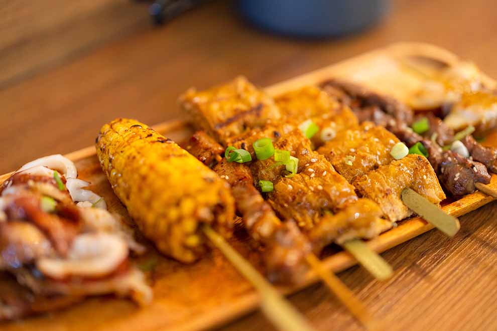 O que é yakitori? Veja como fazer o espetinho asiático!