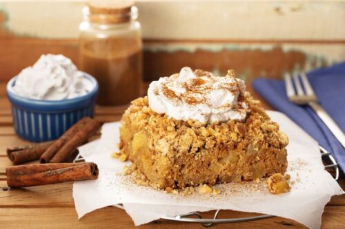 Bolo de maçã com farofa de nozes