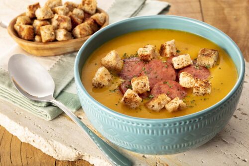 Creme de abóbora com linguiça defumada e croutons