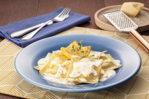 Ravioli de queijo com creme branco ao limone