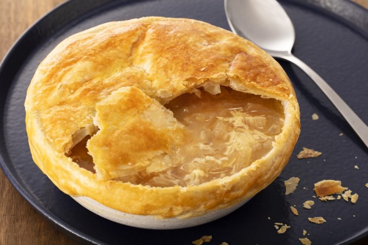 Sopa de cebola com massa folhada