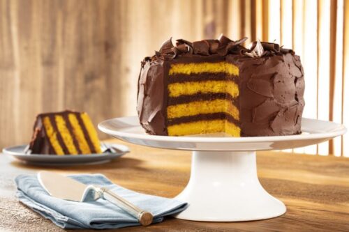 Bolo de cenoura com recheio e cobertura de chocolate