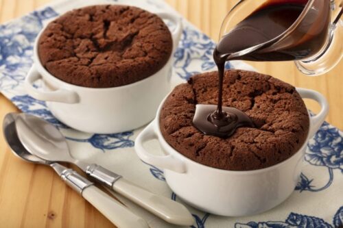 Suflê de chocolate com calda quente
