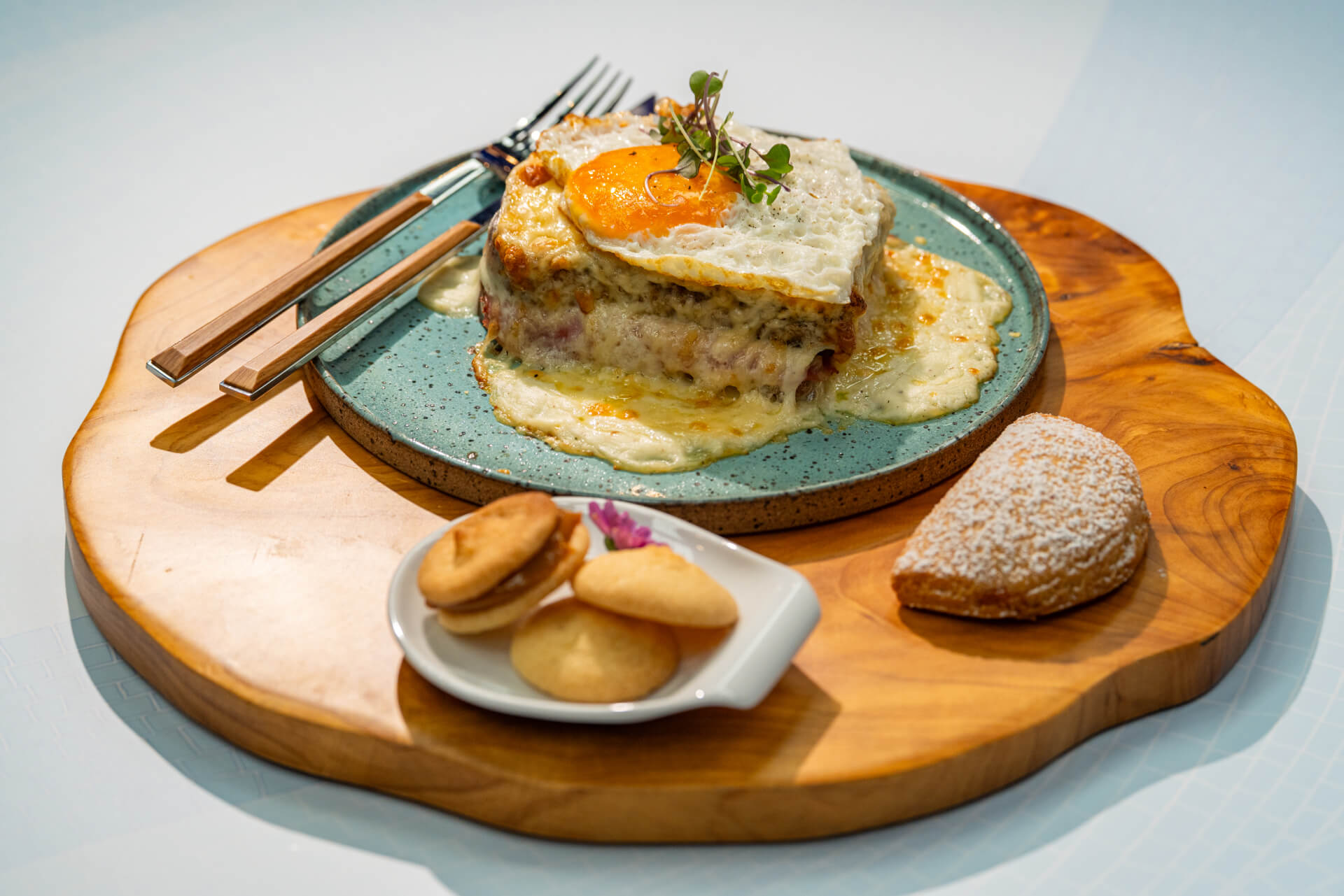 Croque madame e Pastel Lolita com goiabada cascão