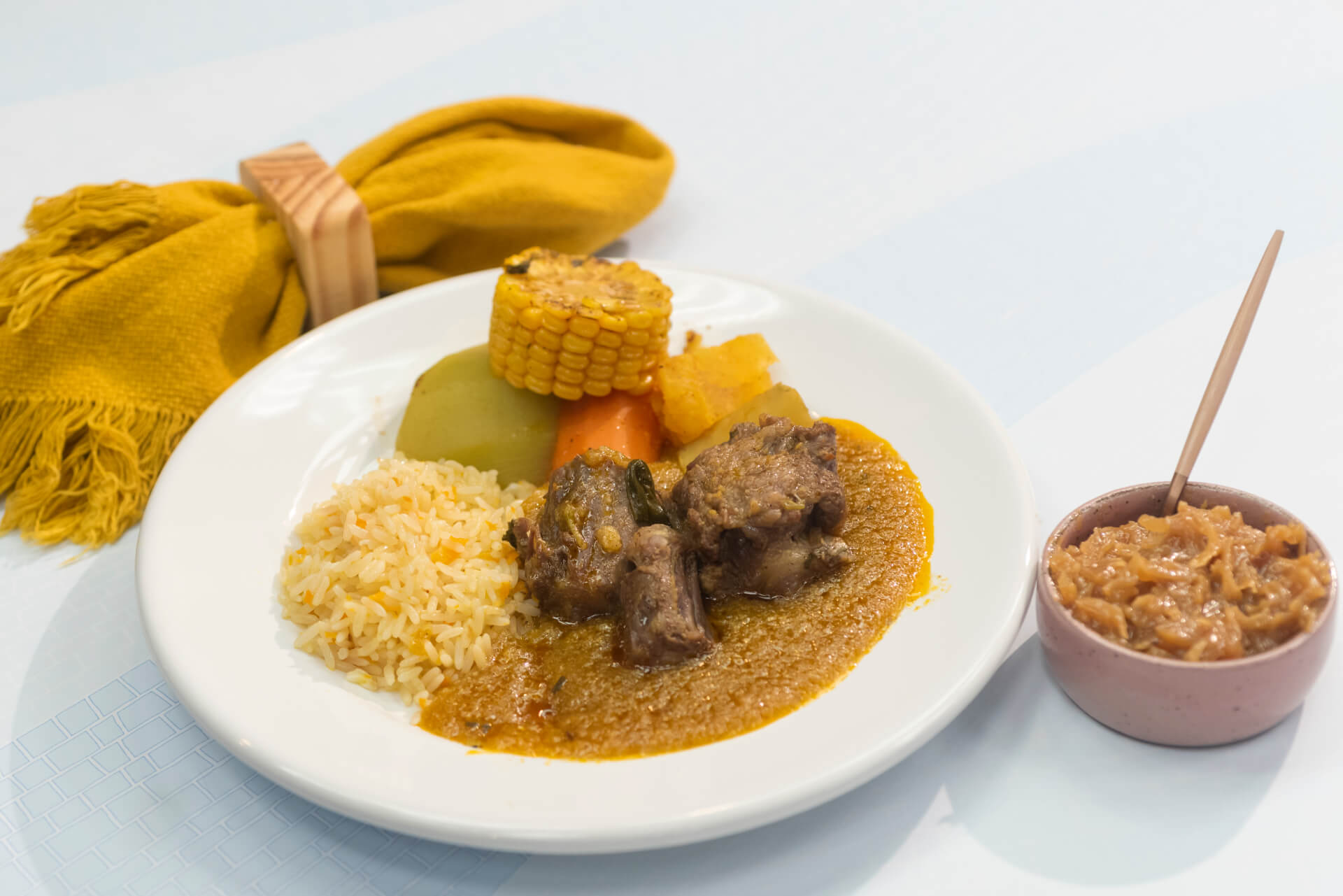Cozido de rabada com pirão e arroz temperado