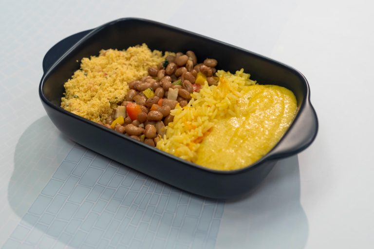 Feijão tropeiro vegetariano com pirão de leite de coco