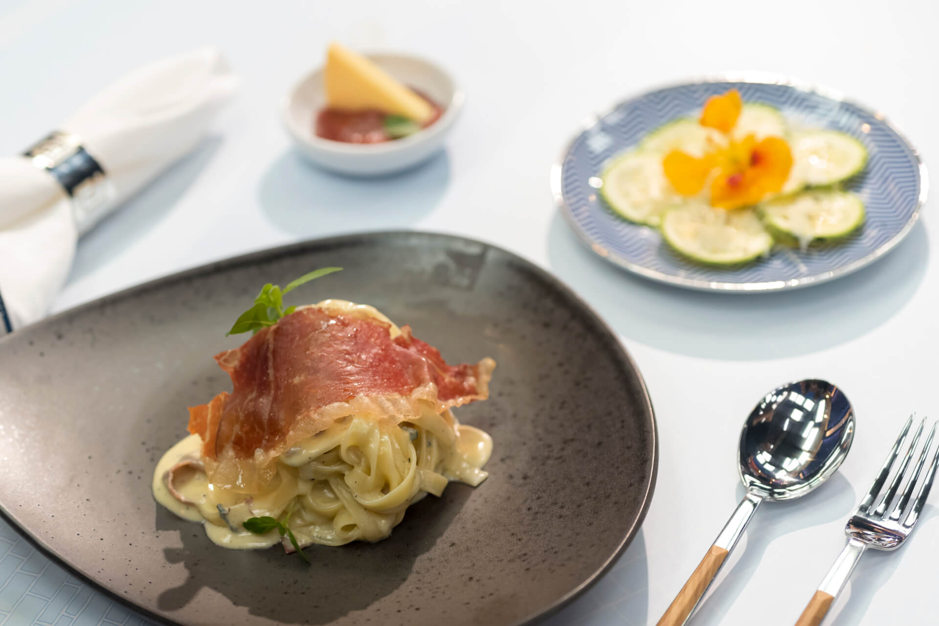 Carpaccio de abobrinha com limão siciliano e parmesão