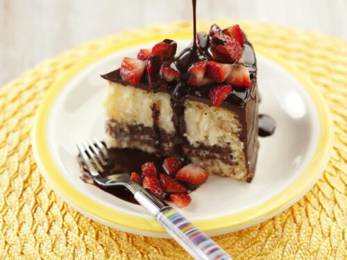 Bolo de Chocolate com Coco e Morangos