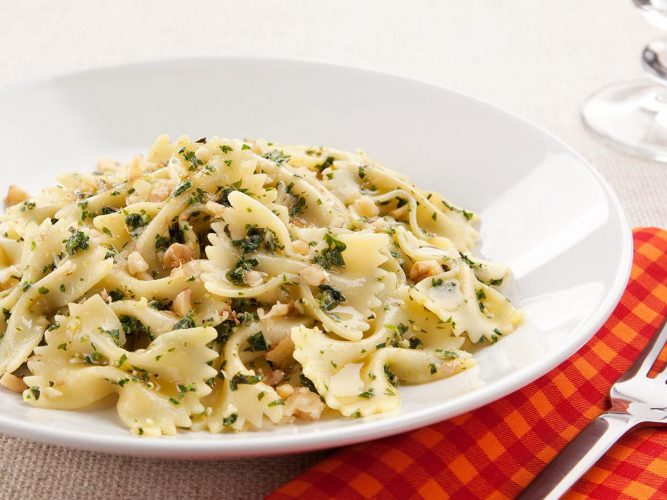 Farfalle Delícia com Manjericão e Nozes