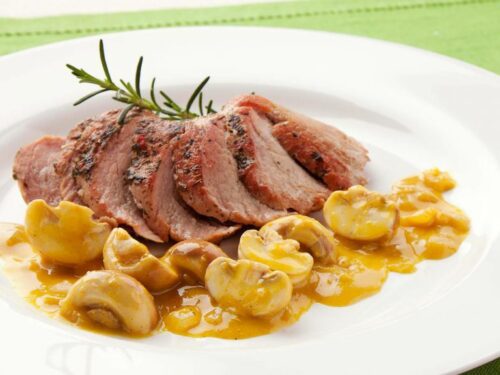 Filé Mignon Suíno com Champignons ao Creme de Mostarda