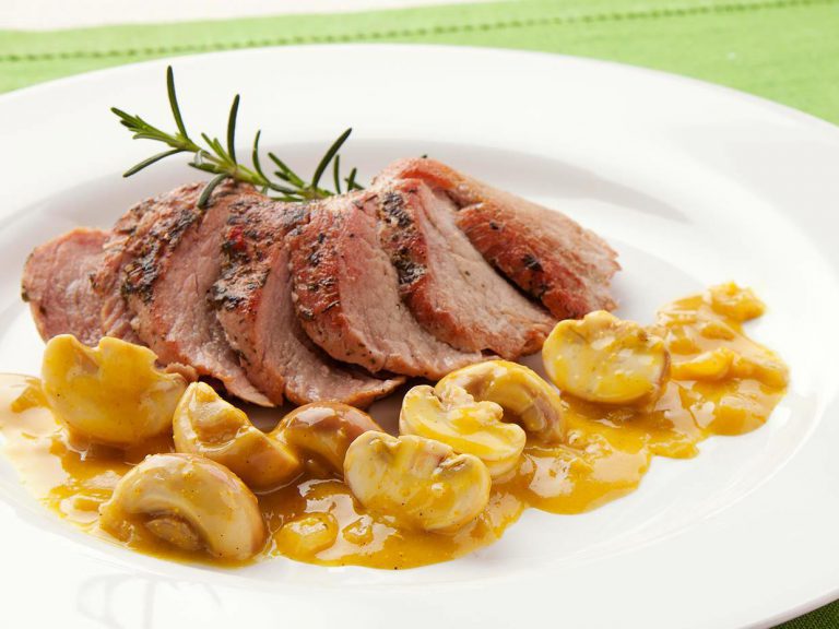 Filé Mignon Suíno com Champignons ao Creme de Mostarda