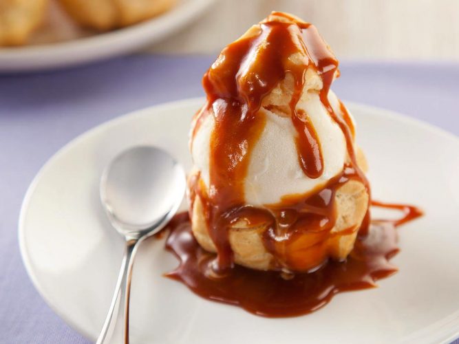 Profiteroles de Nata e Caramelo