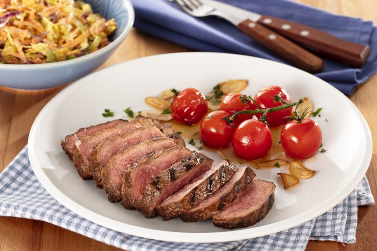 Bife de contra-Filé com Tomates em rama e Salada de Repolho