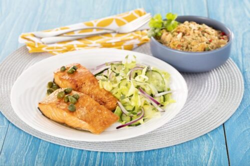 Salmão Grelhado na margarina com alcaparras, farofa de Banana da terra e castanha de caju