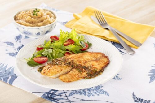 Tilápia grelhada com tomilho e purê de maçã assada