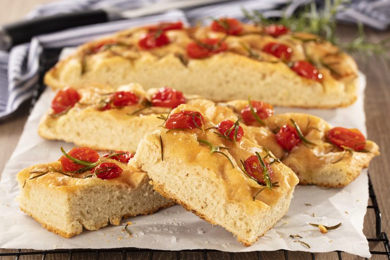 Focaccia de alecrim, tomates e sal