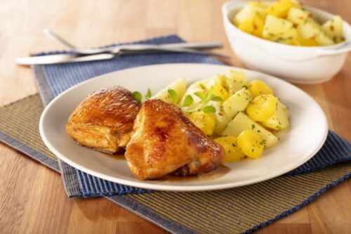 Sobrecoxa assada com salada morna de mix de batata