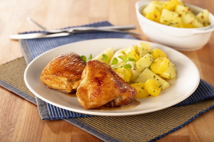 Sobrecoxa assada com salada morna de mix de batata