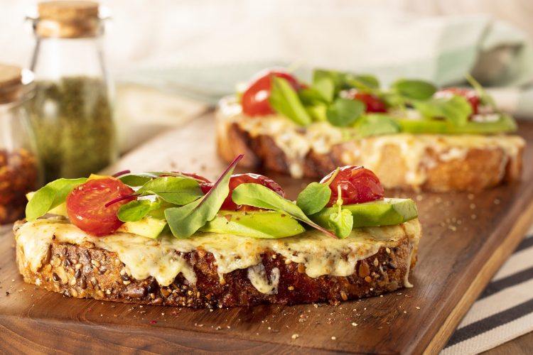 Toast com abacate, queijo e tomatinhos