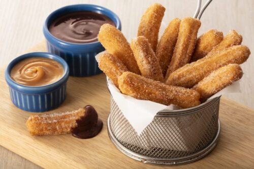 Mini churros com calda de chocolate e doce de leite