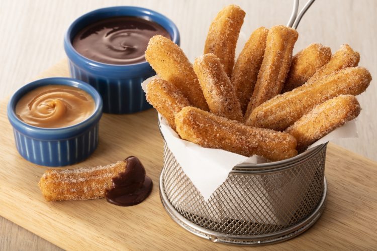 Mini churros com calda de chocolate e doce de leite