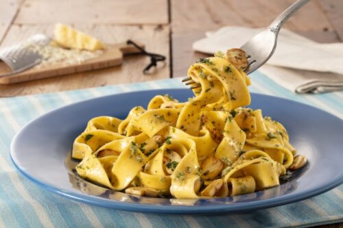 Pappardelle com cogumelos e alcaparras