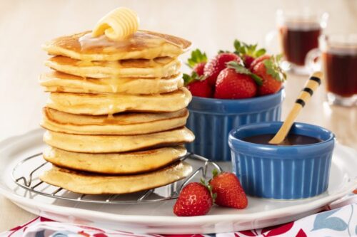 Panqueca americana com ganache e morangos