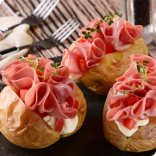 BATATA ASSADA COM MORTADELA, QUEIJO E PARMESÃO