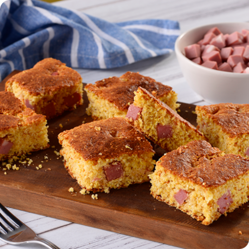 CORNBREAD COM CUBOS DE MORTADELA