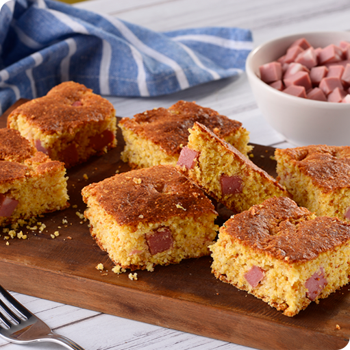 CORNBREAD COM CUBOS DE MORTADELA