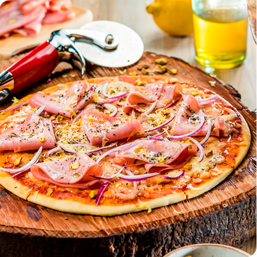 PIZZA DE MORTADELA COM PISTACHE MUÇARELA E RASPAS DE LIMÃO SICILIANO