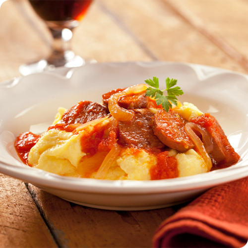 POLENTA COM MOLHO DE LINGUIÇA CALABRESA E TOMATE