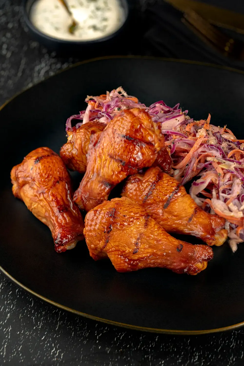 COXINHA DA ASA BUFFALO WINGS NA BRASA COM COLESLAW E MOLHO DE IOGURTE COM DILL