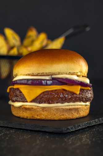 Angus Burger Bacon Com Cebola Assada na Grelha e Creme de Queijo Defumado