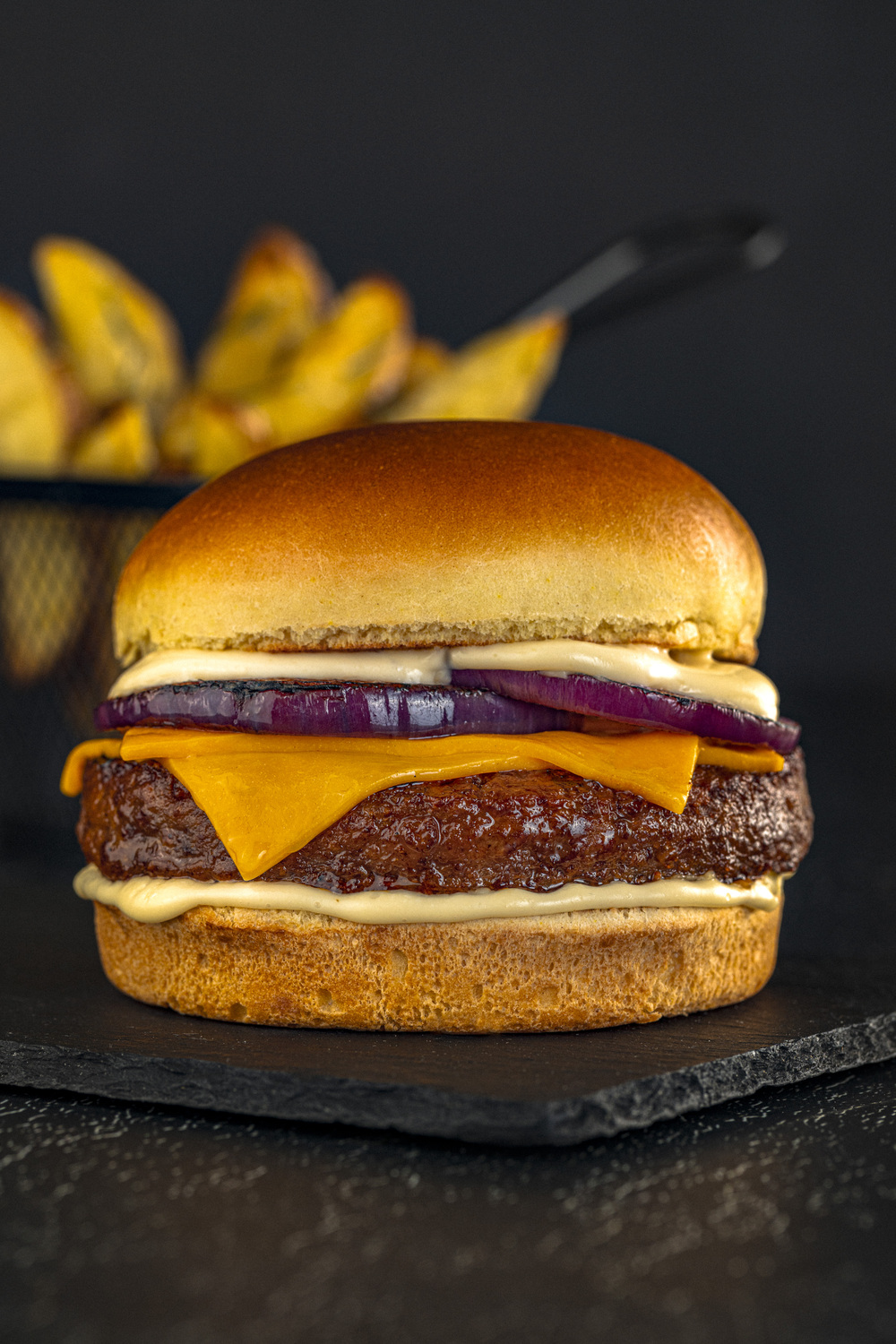 Angus Burger Bacon Com Cebola Assada na Grelha e Creme de Queijo Defumado