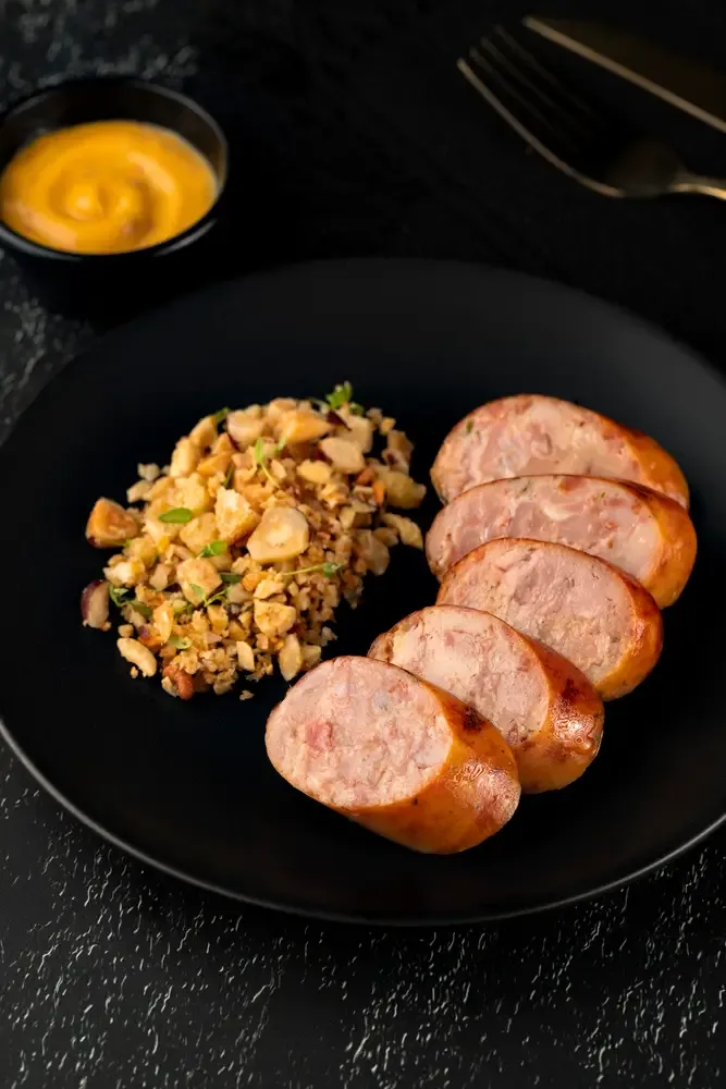 Linguiça de Frango Com Bacon, Molho de Mostarda e Farofa de Castanhas Com Pão