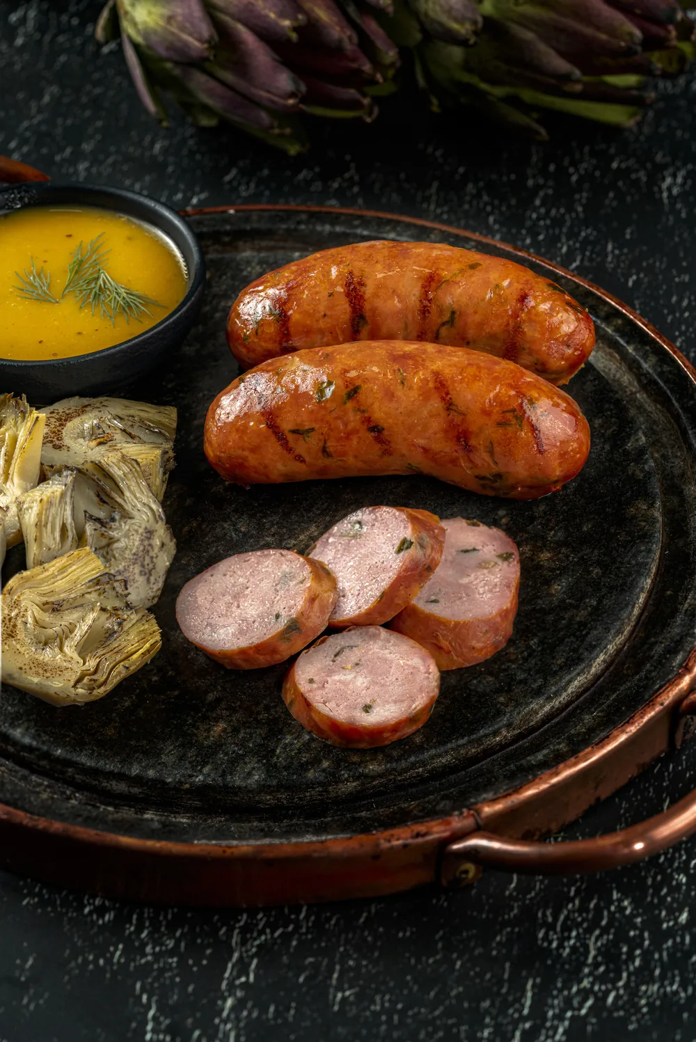 Linguiça de Pernil com Alho Poró, alcachofra grelhada e molho de limão
