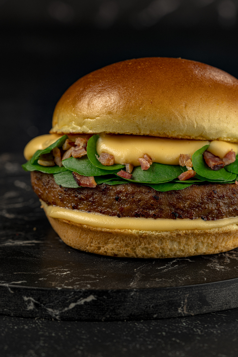 Blend Burger com creme de parmesão, crispy de bacon e agrião