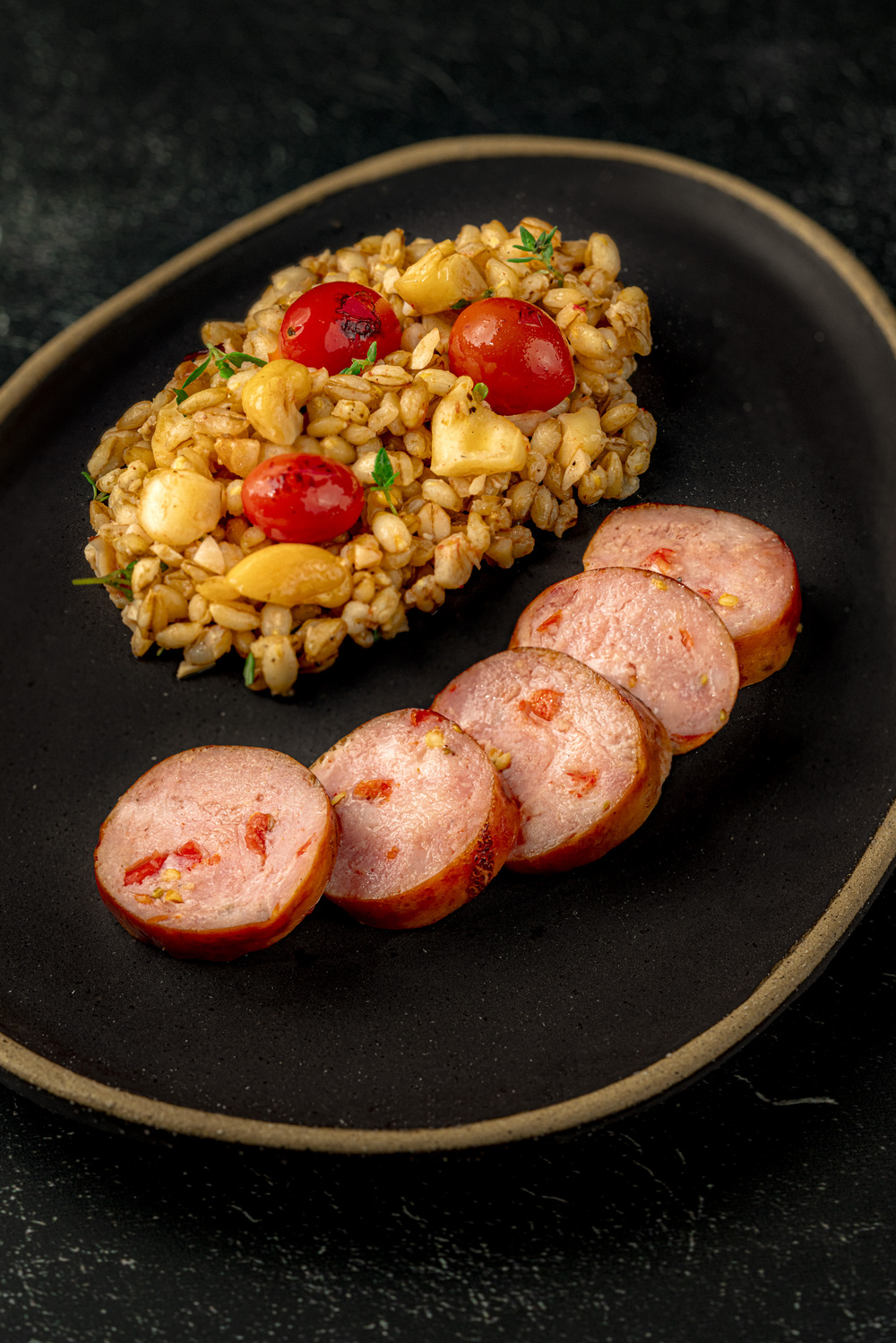 Linguiça de Pernil com Pimenta Biquinho, salada morna de cevadinha, tomate assado e castanhas